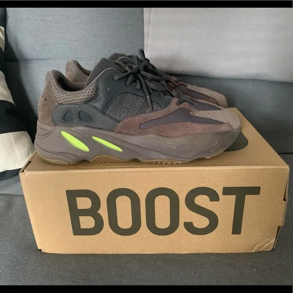 Yeezy boost 700 mauve in a 9.5 - Picture 3 of 13